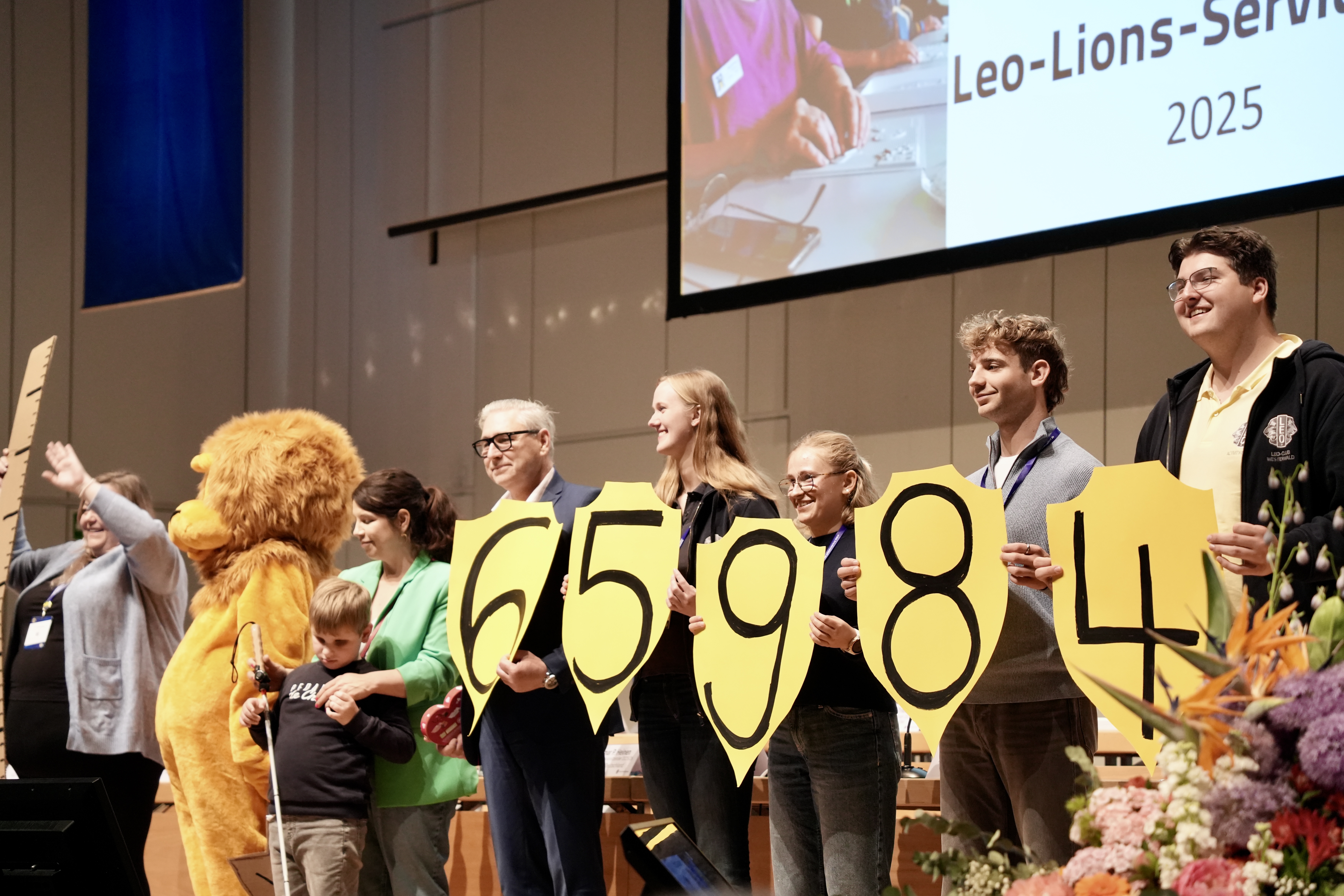 Übergabe von Spenden in Höhe von 65.984 Euro an die Bundesvereinigung Eltern blinder und sehbehinderter Kinder e.V. (BEBSK)
